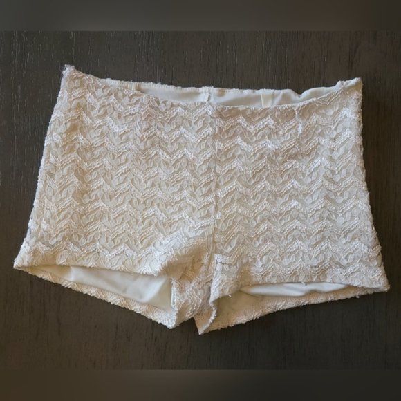 Cream Lace Shorts Size Medium - Picture 1 of 4